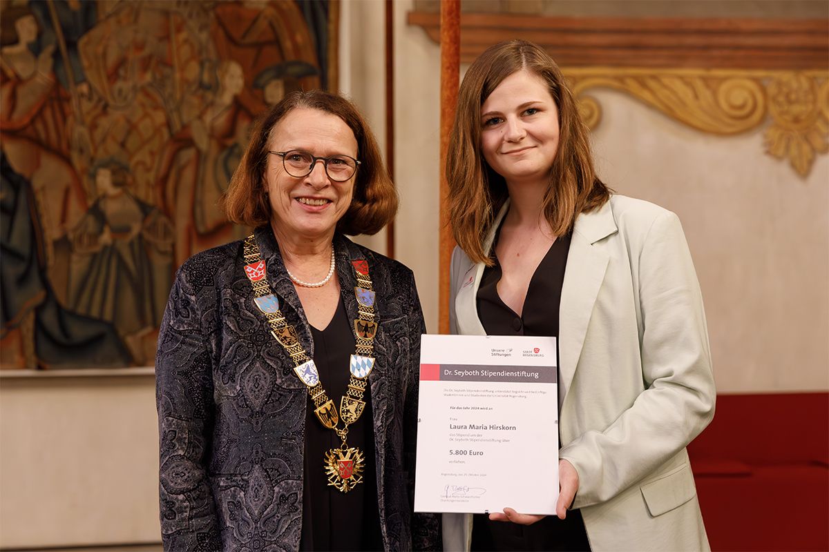 Fotografie - Laura-Maria Hirskorn mit Oberbürgermeisterin Gertrud Maltz-Schwarzfischer