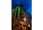 Fotografie: Grün beleuchtete Kirche