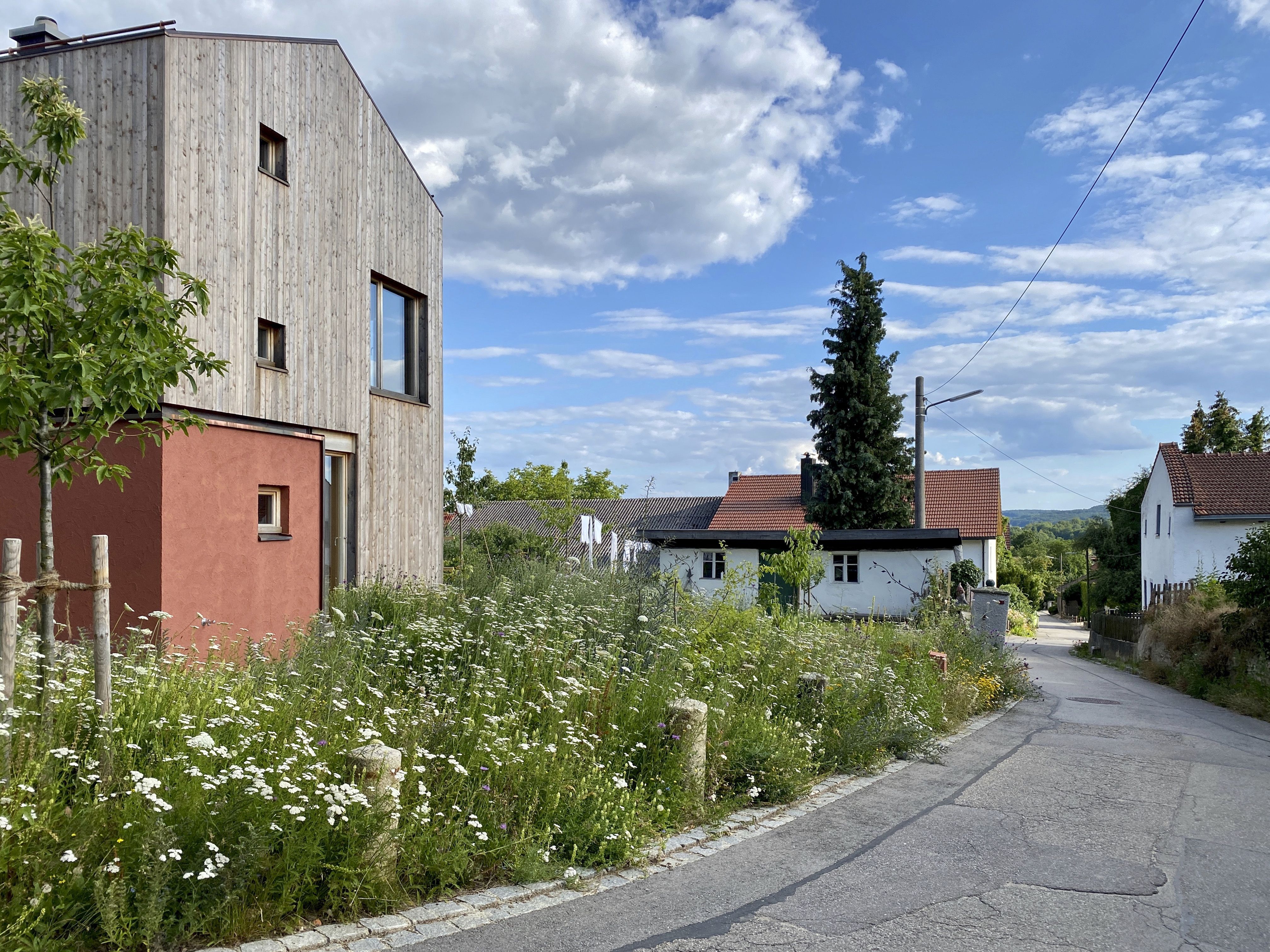 Fotografie: Straße in der Ortschaft Kager