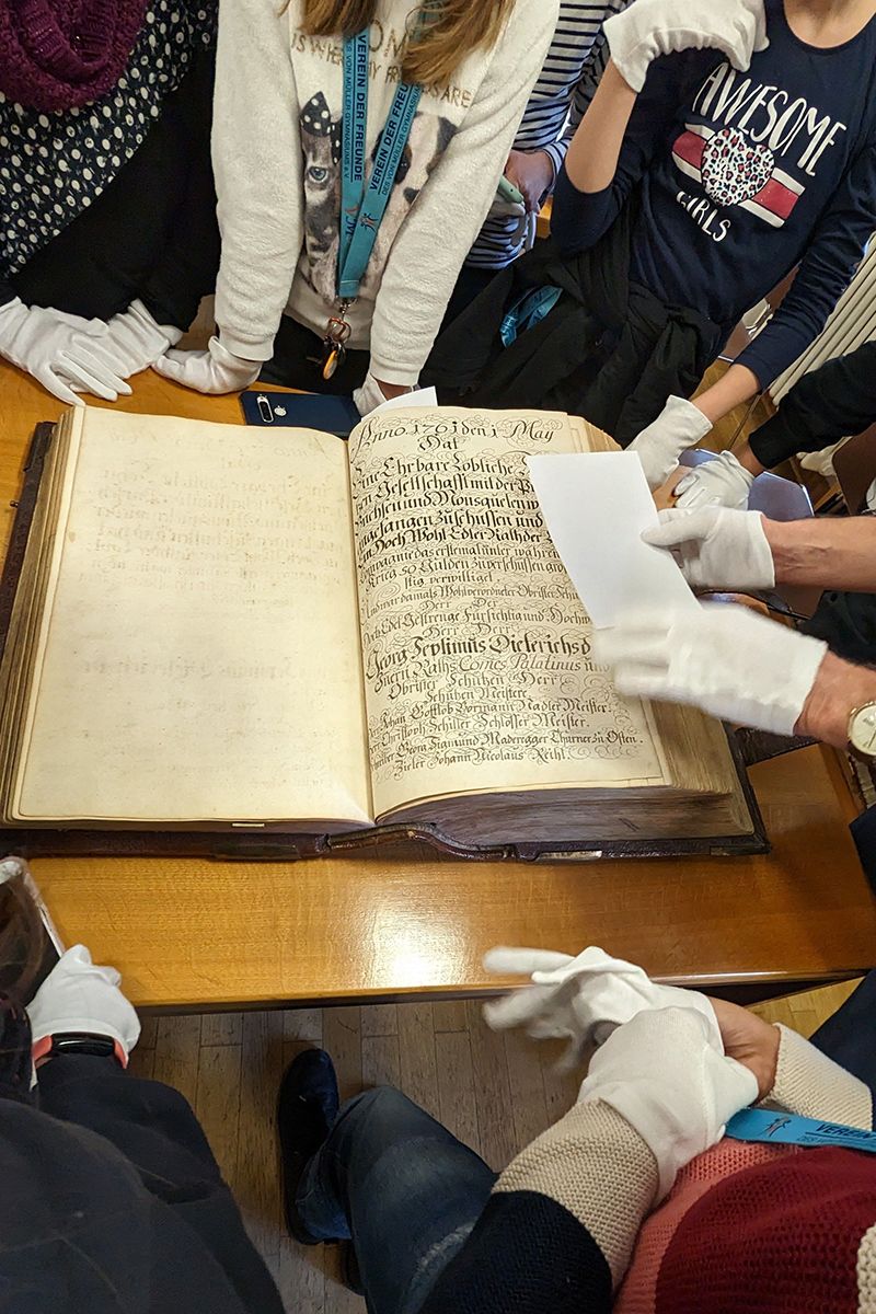 Fotografie - Schulkindern wird Archivmaterial vorgestellt