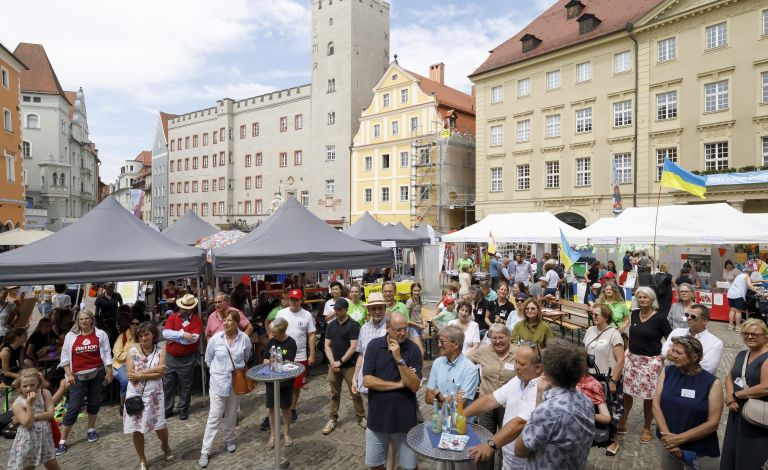 Blick von oben auf das rege Treiben am Haidplatz. 