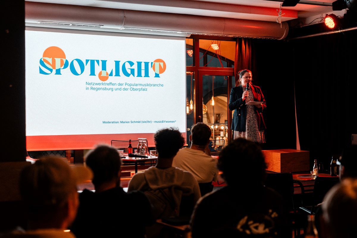 Fotografie: Bühne mit Rednerin