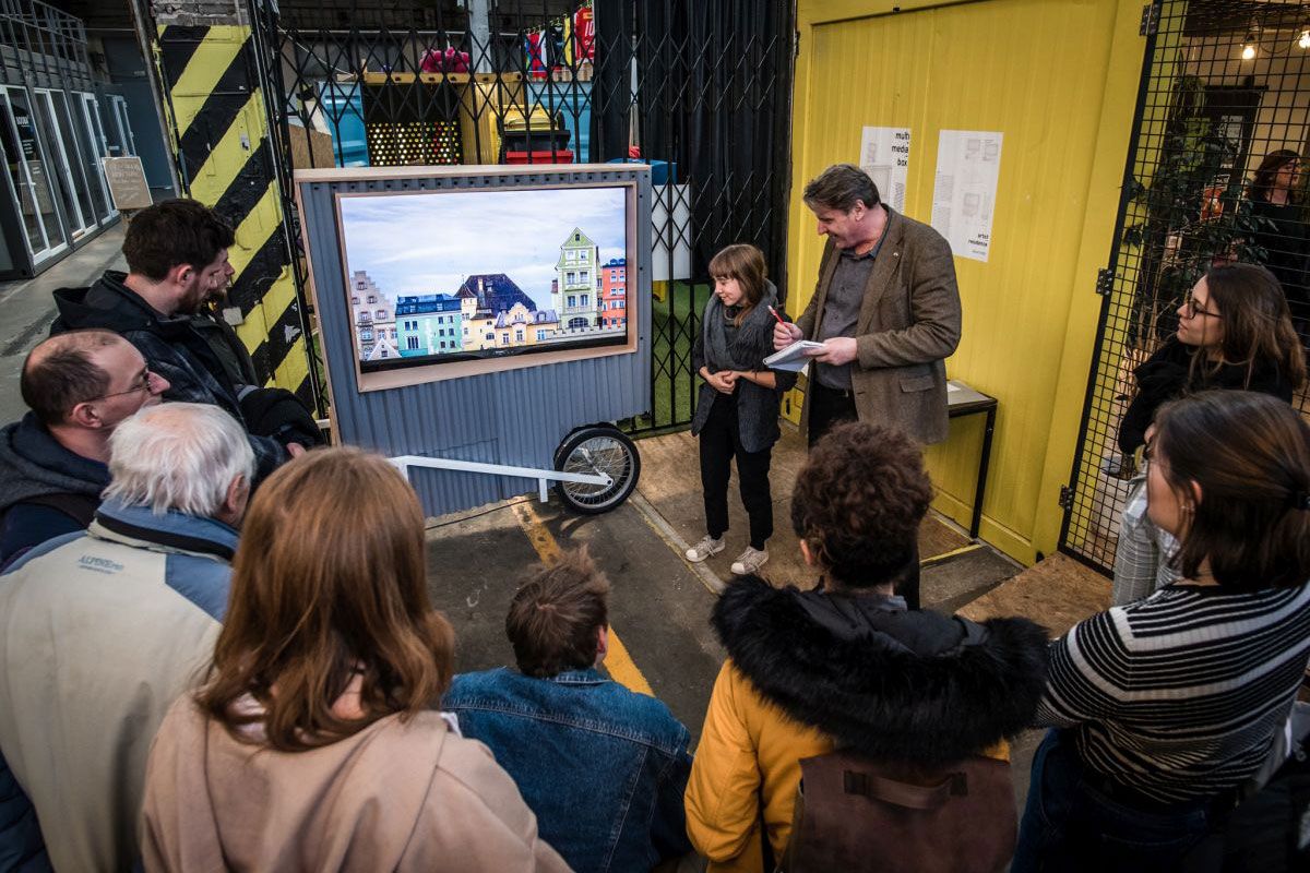 Fotografie – Lena Schweizer stellt ihr Designprojekt "Mediabox" dem Publikum vor