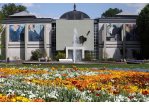 Fotografie - Gebäude der Ostdeutschen Galerie mit Blumen im Vordergrund