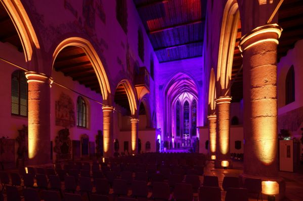 Fotografie - beleuchtete Innenräume der Minoritenkirche