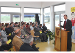 Fotografie: Der damalige zweite Bürgermeister Gerhard Weber bei der Eröffnung des neu gebauten Jugendzentrums (2003)