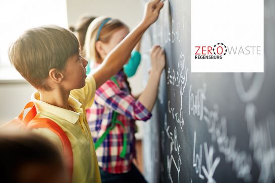 Zero Waste - Fokusgruppe Schulen ©Dmitrii Shironosov / 123rf.com Symbolbild – Kind steht an einer Schultafel (C) Dmitrii Shironosov / 123rf.com