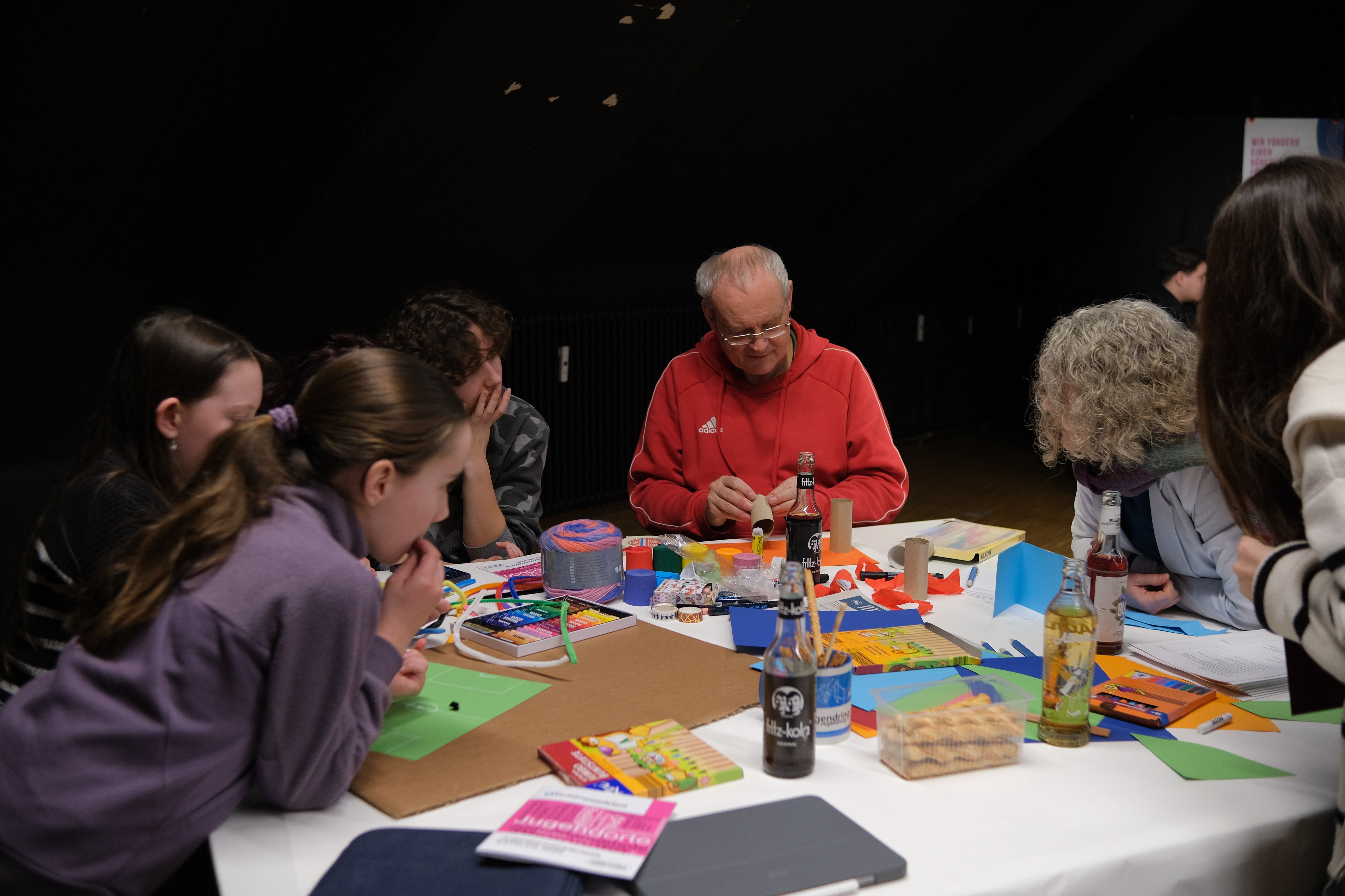 Fotografie. Detlef Staude, stellv. Vorstand Stadtjugendring Regensburg, OB-Kandidatin Helene Sigloch und Mitglieder des Kinderbeirates beim gemeinsamen Basteln