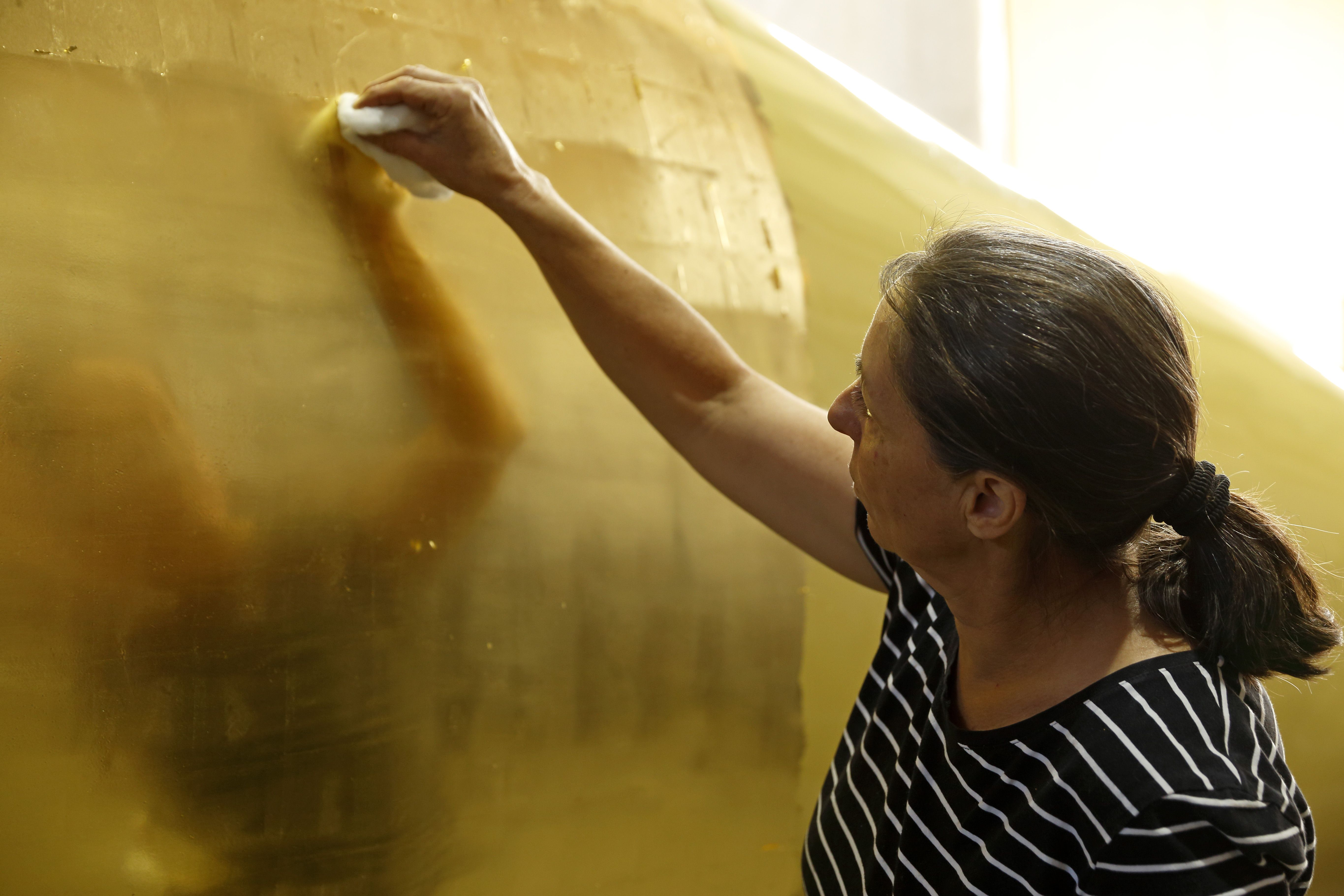 Regina Lichtmaneker beim Vergolden des Wallers