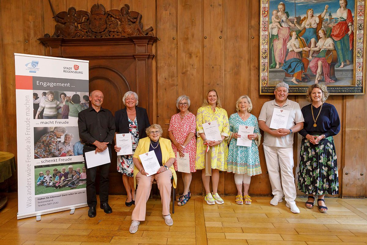 Fotografie - Teammitglieder der Gruppe Seniorentheater mit Bürgermeisterin Astrid Freudenstein