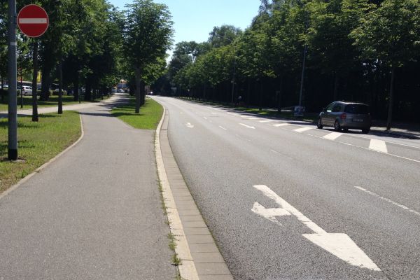 Foto: Rennweg Fahrbahn:
Dieses Foto zeigt den derzeitigen Straßenquerschnitt des Rennweges. Da der Rennweg auf Höhe des Rennplatzes Breiten zwischen 10 und 12 Metern aufweist, kann eine 3 Meter breite und ca. 95 Meter lange Mittelinsel errichtet werden.