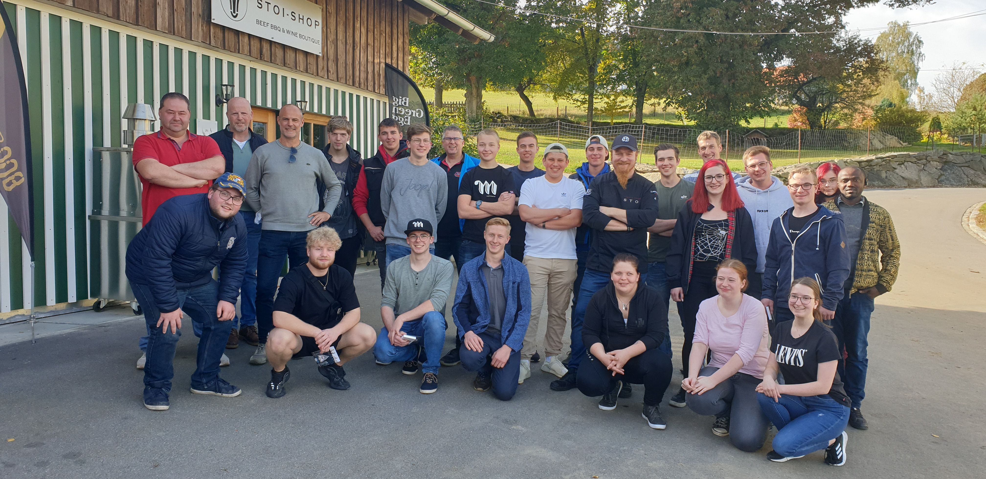 Schüler*innen beim Fleischexperten Lucki Maurer - Gruppenbild