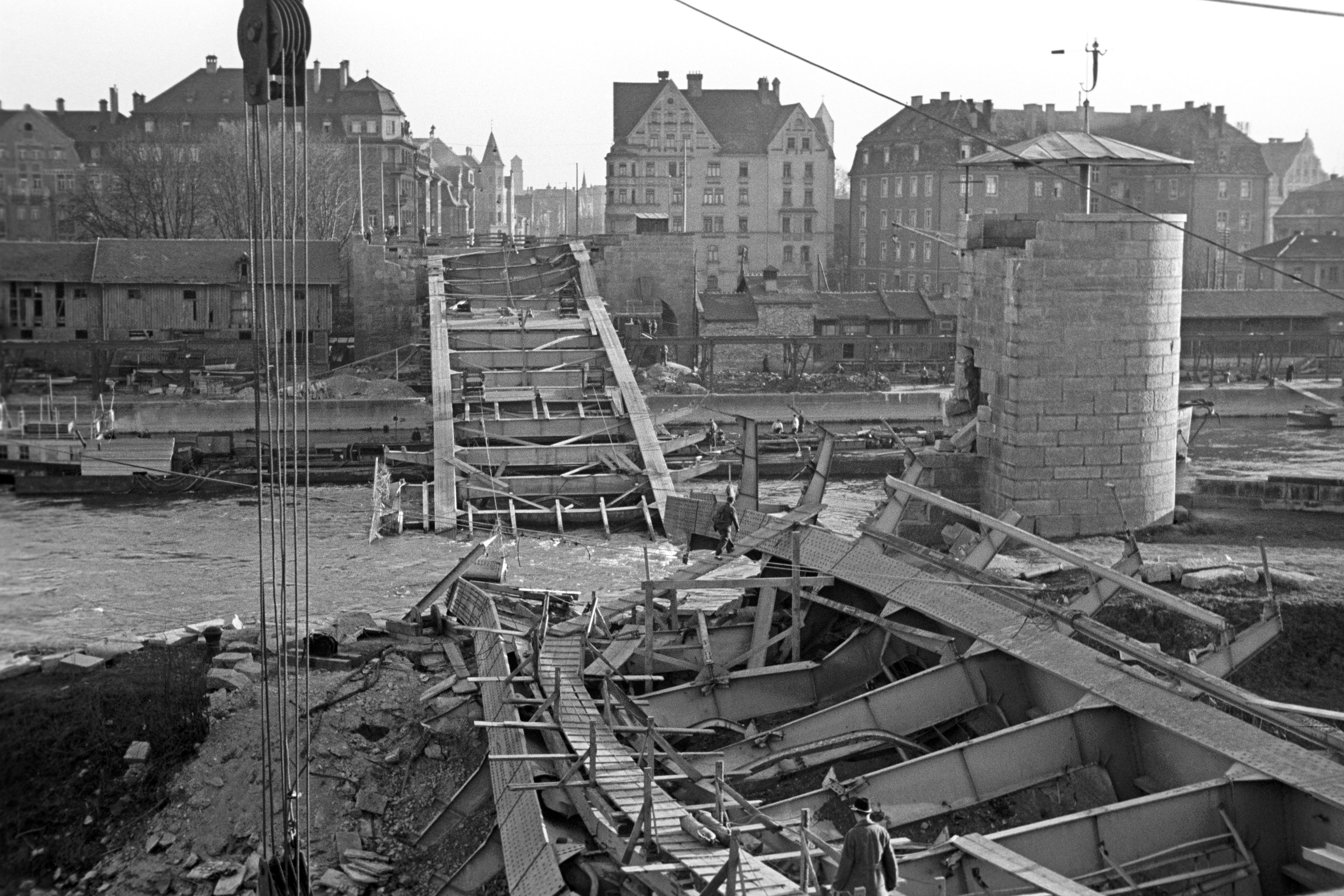 Fotografie: Gesprengte Adolf-Hitler-Brücke