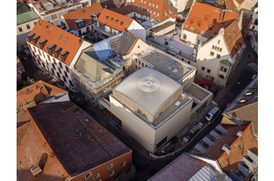 Besonders beeindruckend ist die Dachkonstruktion der Gebetshalle