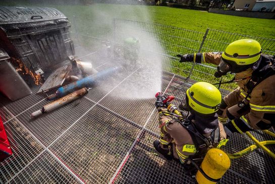 Fotografie: Feuerwehrbeamte beim Löschen von Gasflaschen (C) BF Regensburg