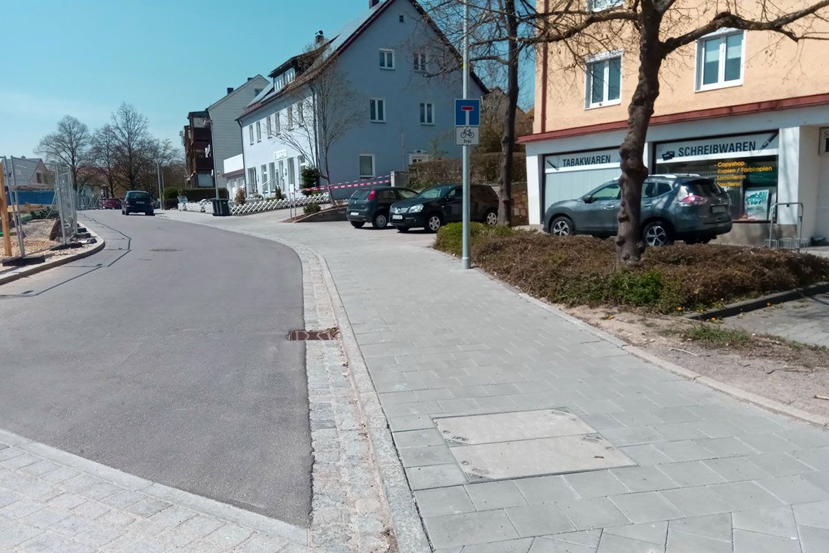 Fotografie - Neubau Nahversorger Aussiger Straße - Auf dem Bild sieht man den Ausbau des Wohnweges Sandgasse Ecke Aussiger Straße; im rechten Bildteil bereits bestehende Wohnbebauung.