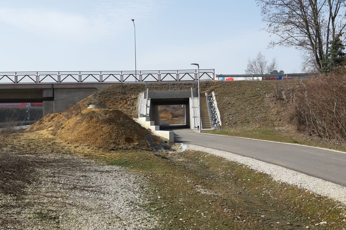 Ostportal der neuen Unterführung. Der Geh- und Radweg führt zur Langobardenstraße.