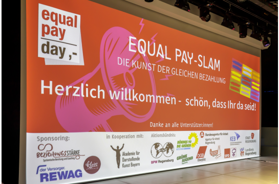 Fotografie: Leinwand mit Begrüßung zum Equal Pay-Slam