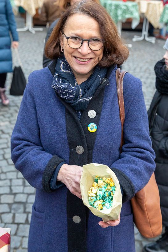 Fotografie – Oberbürgermeisterin Maltz-Schwarzfischer mit vom Kinderbeirat hergestelltem Popcorn in den Farben der Ukraine (C) Stadt Regensburg, Bilddokumentation