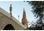 Fotografie - Steinerne Brücke mit der Statue des Bruckmandl, das zum Regensburger Dom blickt