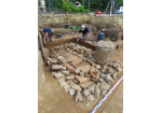 Fotografie: Freilegung eines römischen Ziegelplattengrabs