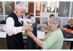 Seniorenportal - Nadel und Zwirn - Seniorinnen beim gemeinsamen Nähen im Treffpunkt Seniorenbüro