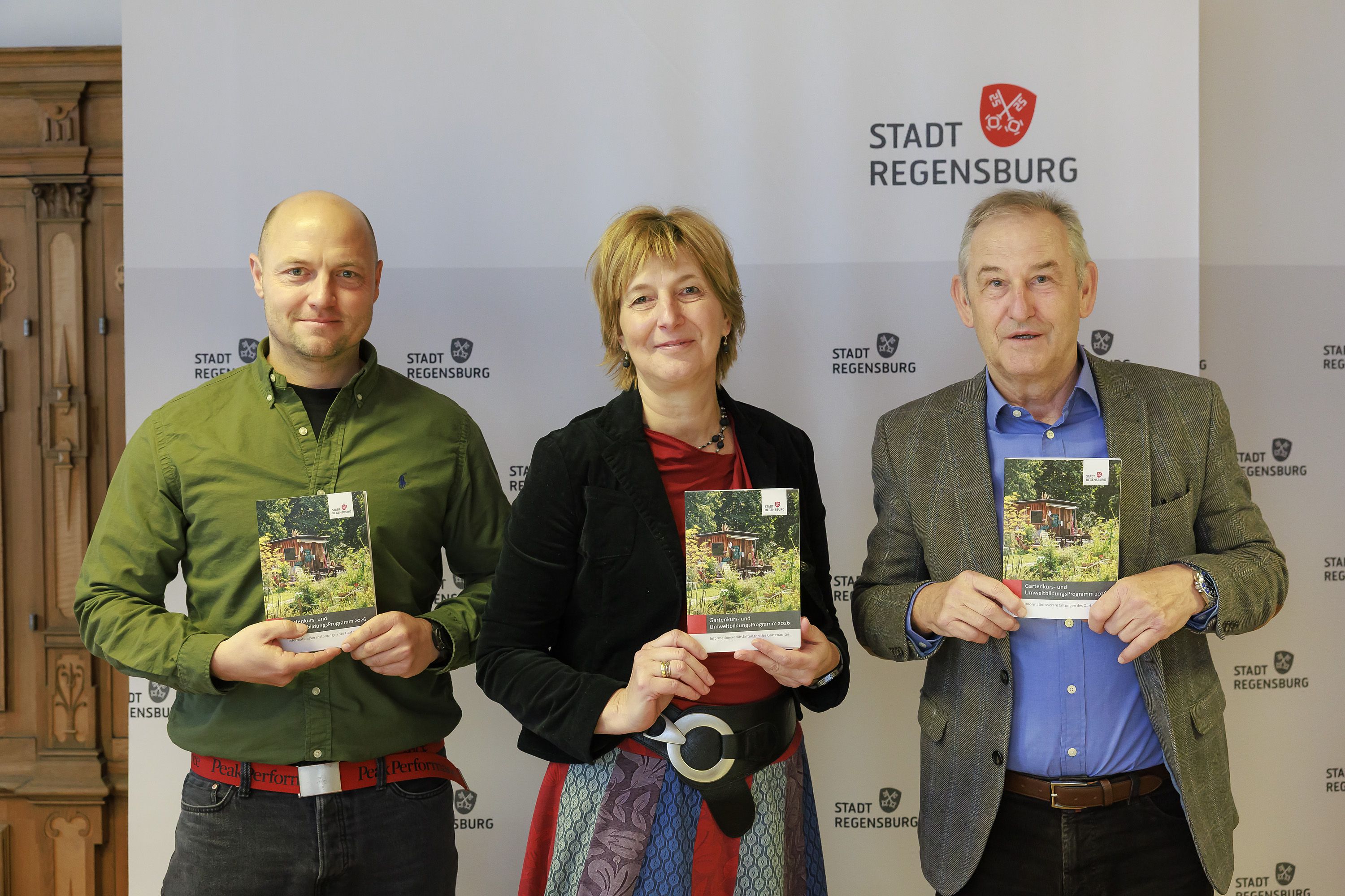 Fotografie – Michael Daschner, Leiter des Amtes für Stadtgrün, Christine Hornek, Gartenfachberatung, und Bürgermeister Ludwig Artinger