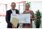 Ökoschulprogramm Preisverleihung 2023 - 3. Platz Pestalozzi-MS, Preisverleihung an Frau Alkofer