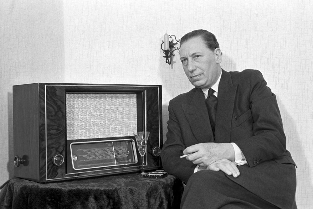 Schauspieler Willi Birgel beim Radiohören mit einem Lorenz-Radio Donau