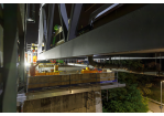 Fotografie: Millimeterarbeit bei der Landung des Brückenteils (C) Bilddokumentation Stadt Regensburg