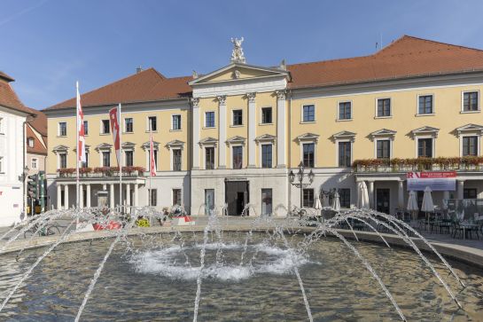 Fotografie: Das Foto zeigt das Theater am Bismarckplatz im Hintergrund und den Brunnen im Vordergrund.  (C) Bilddokumentation Stadt Regensburg
