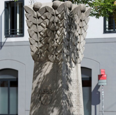 Fotografie: Mit dieser Säule gedenkt die Stadt seit 1975 vor Ort den Opfern der Nationalsozialisten.