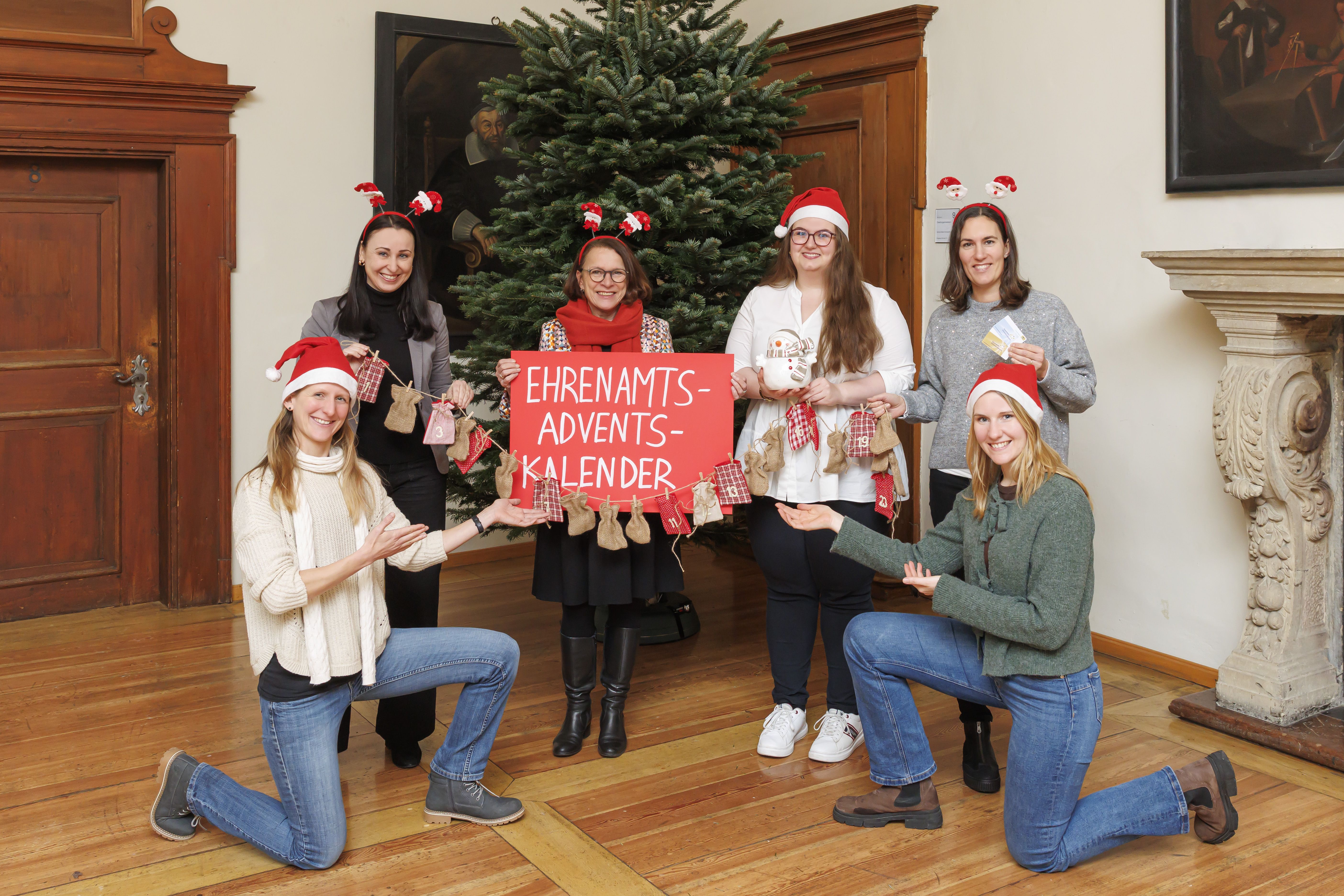 Fotografie – Oberbürgermeisterin Gertrud Maltz-Schwarzfischer stellt gemeinsam mit dem Team von KoBe den Ehrenamts-Adventskalender vor