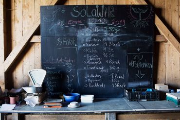 Schwarze Tafel mit Aufschrift.