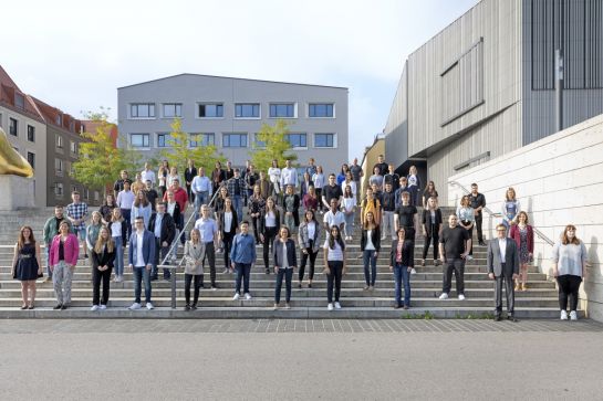 Ausbildung - EInführungsveranstaltung 2022 ©Stadt Regensburg Bilddokumentation Fotografie- Auszubildende auf einer Treppe (C) Stadt Regensburg Bilddokumentation