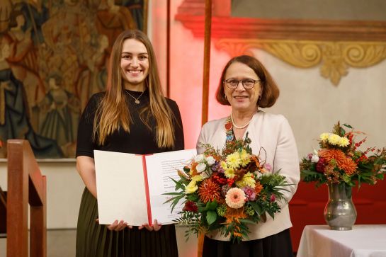 Fotografie - Verleihung des Hochschulpreises 2023 an Hannah Köck; im Bild mit Oberbürgermeisterin Gertrud Maltz-Schwarzfischer