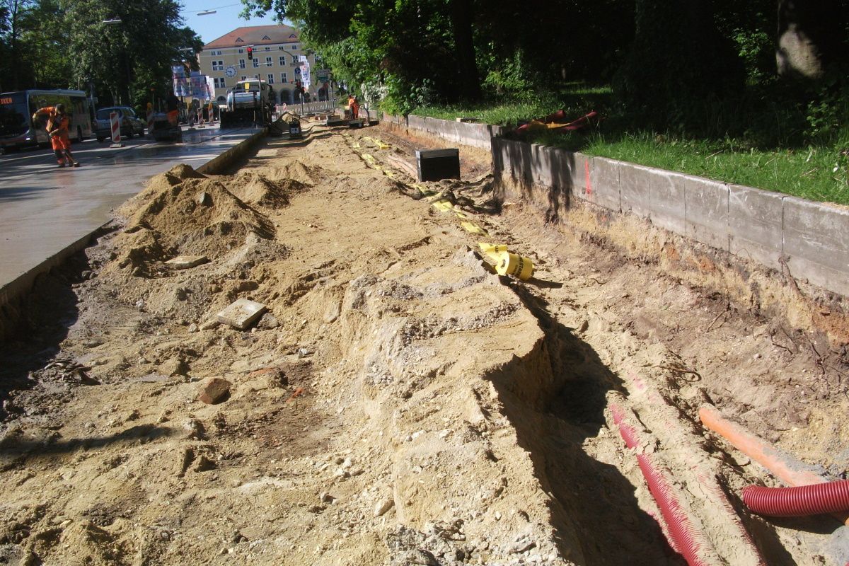 Bau der Fundamente von drei barrierefreien Wartehäuschen entlang der südlichen Maximilianstraße