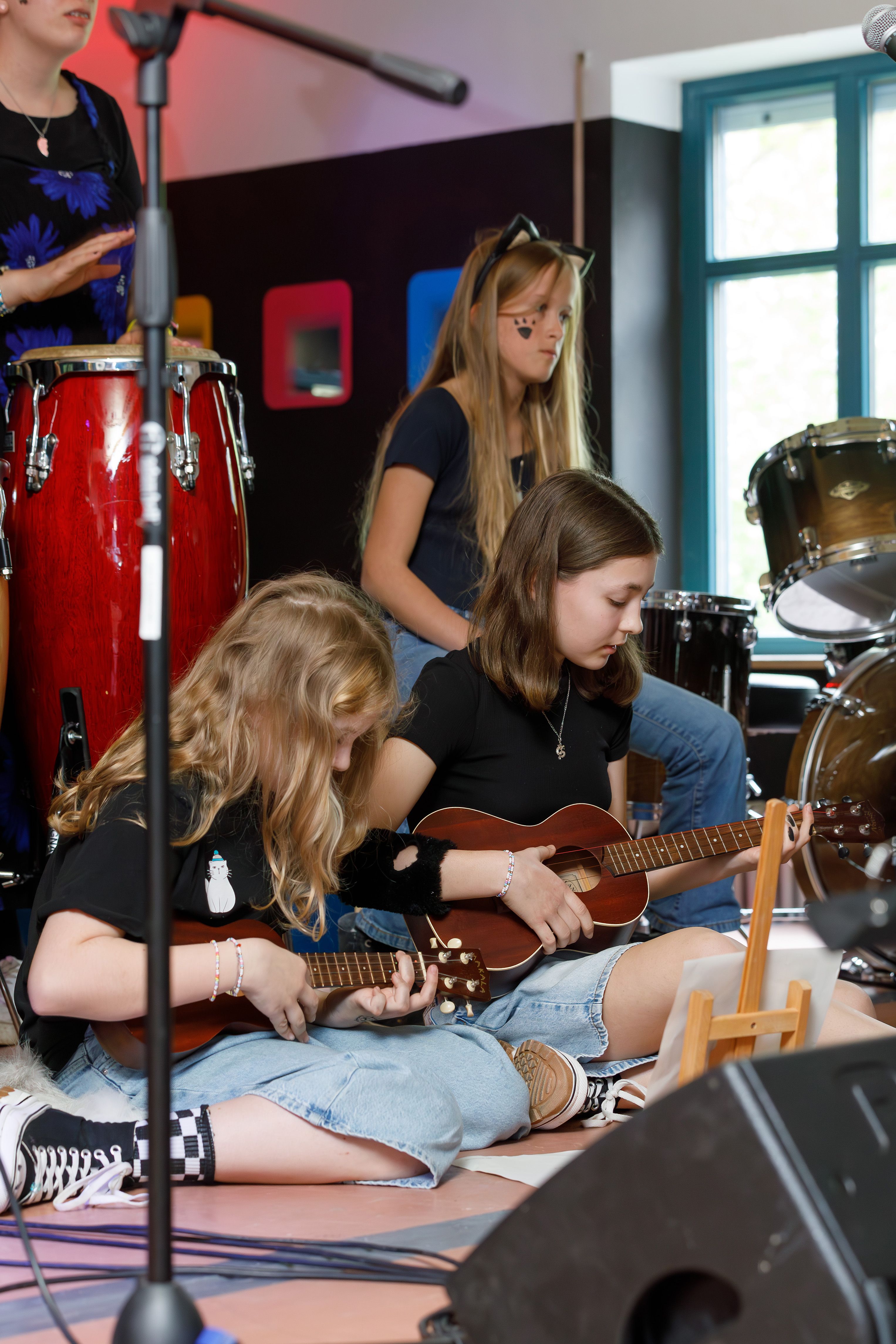 Die Mädchen vom Bandworkshop sind mit ihren Instrumenten auf der Bühne, beim Abschlusskonzert.
