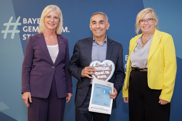 Fotografie: (von links) Staatsministerin Ulrike Scharf, Nurdogan Cetinkaya, Beauftragte der Bayerischen Staatsregierung für das Ehrenamt Gabi Schmidt MdL