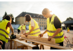 Fotografie – Vorbereitungsarbeiten für Veranstaltungen der PrinzLeoKultur, drei junge Frauen bei der Arbeit an Holzbalken