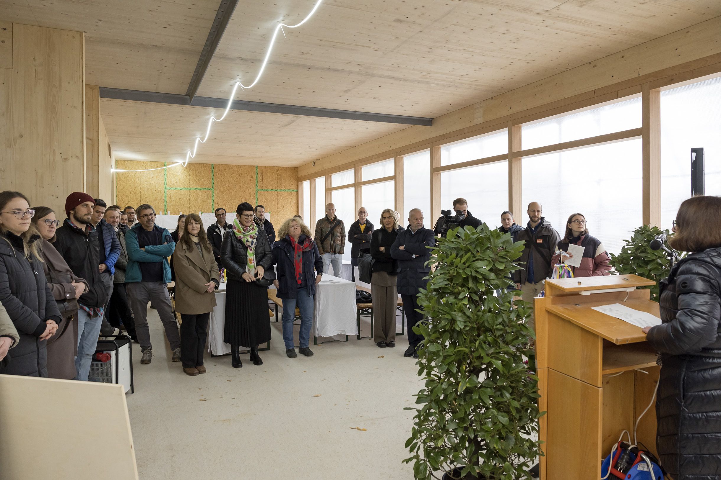 Fotografie: Oberbürgermeisterin Gertrud Maltz-Schwarzfischer begrüßt die Gäste des Richtfestes.