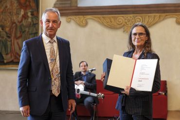 Fotografie - Bürgermeister Ludwig Artinger überreicht Amalia Hartung-Käser den Umweltpreis für die Grundschule der Vielfalt und Toleranz