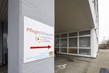 Fotografie: Zugang zum Pflegestützpunkt in der Johann-Hösl-Straße 11b