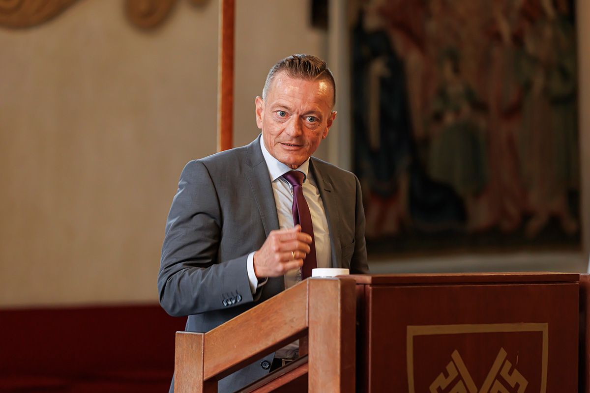 Fotografie - Der Integrationsbeauftragte der Bayerischen Staatsregierung Karl Straub, MdL, bei seinem Grußwort