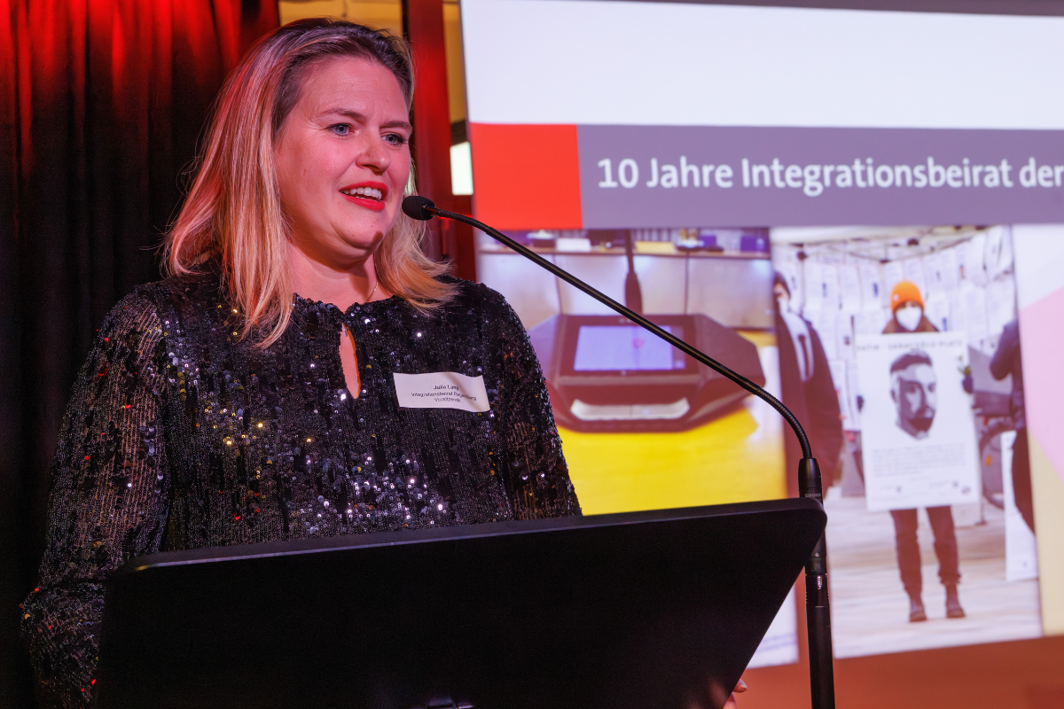 Fotografie - Julia Lang, Vorsitzende des Integrationsbeirats, eröffnete den Abend.