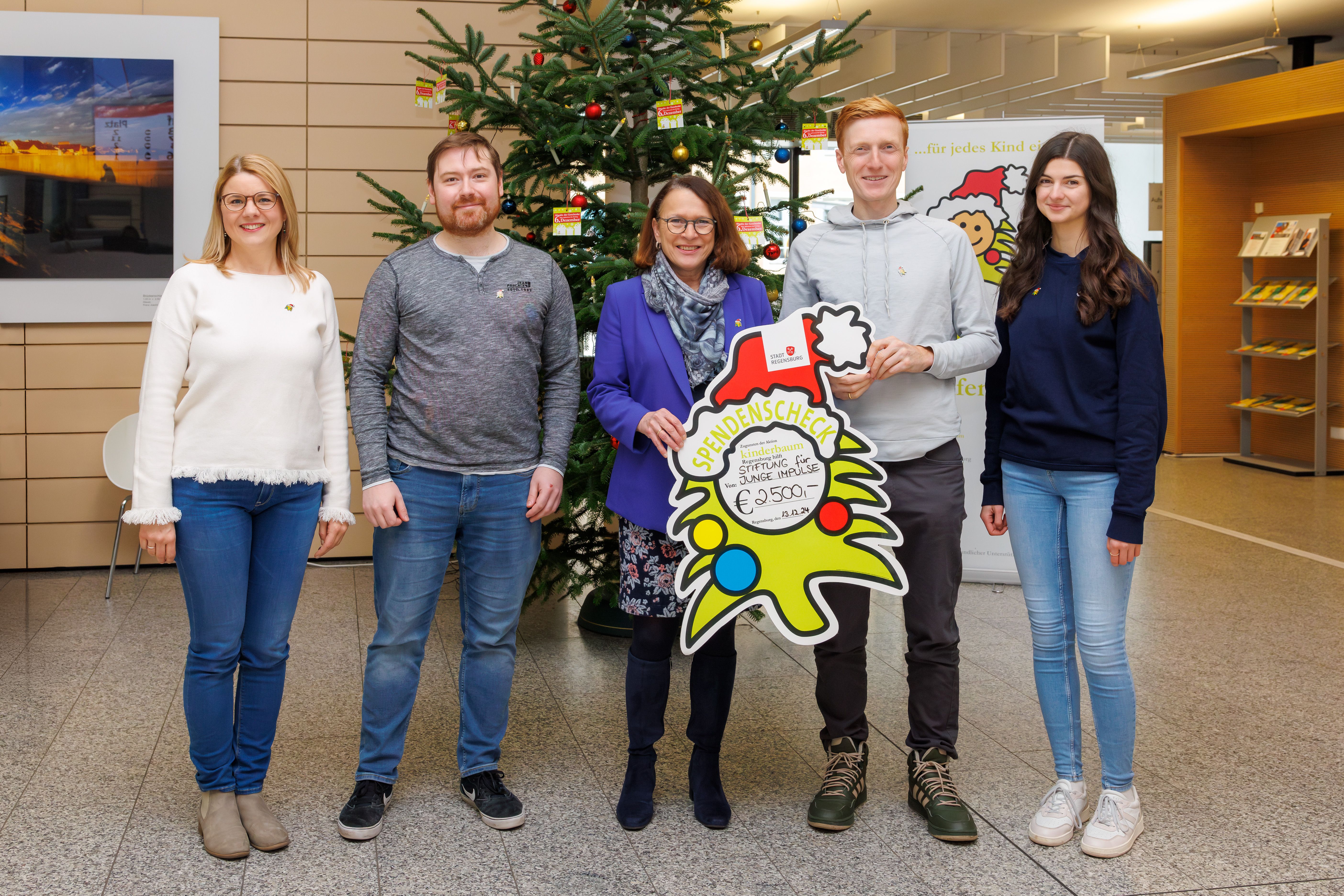 Foto Spendenübergabe, Melanie Brunner, Aktion Kinderbaum, Sebastian Groll, Head of Softwaredevelopment von Nexis, Gertrud Maltz-Schwarzfischer, Oberbürgermeisterin, Dr. Ludwig Fuchs, Stiftung für junge Impulse und Nexis GmbH, Verena Steinberger, Nexis GmbH