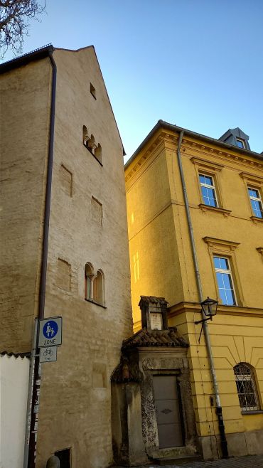 Die Fotografie zeigt eine Häuserfassade