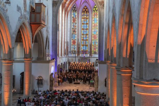 Konzert in einer Kirche. Orchester und Chor mit Publikum 
