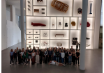 Schülergruppe in der Pinakothek der Moderne, Designabteilung