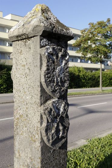 Die Säule in der Kirchmeierstraße mit dem Reichswappen und dem Regensburger Stadtwappen